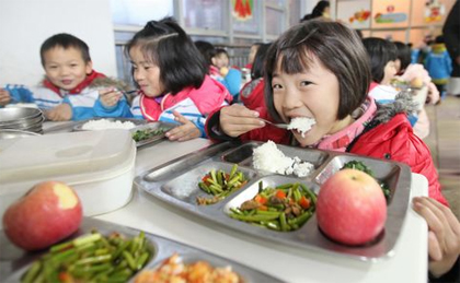 保證飲食安全各地中小學食堂杜絕個人承包